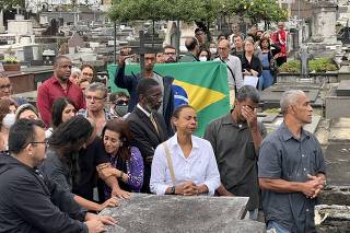 Familiares emocionados se despedem de Márcio Antônio do Nascimento Silva