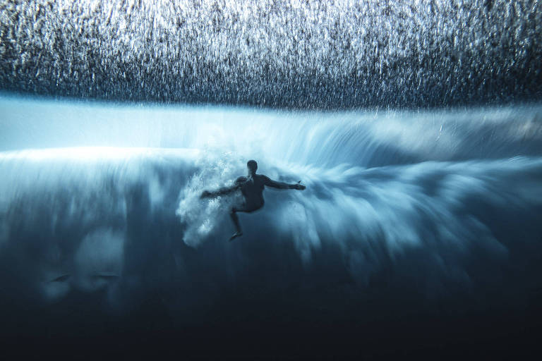 Foto de Ben Thouard é premiada no The Ocean Photographer of the Year mostrando surfista pego por turbulência de uma onda gigante