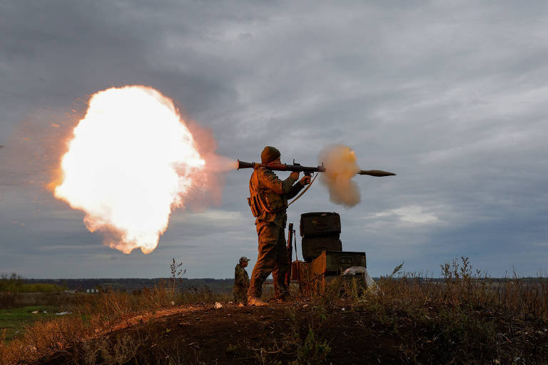 Reservista russo dispara uma granada propelida por foguete em treinamento na região de Donetsk
