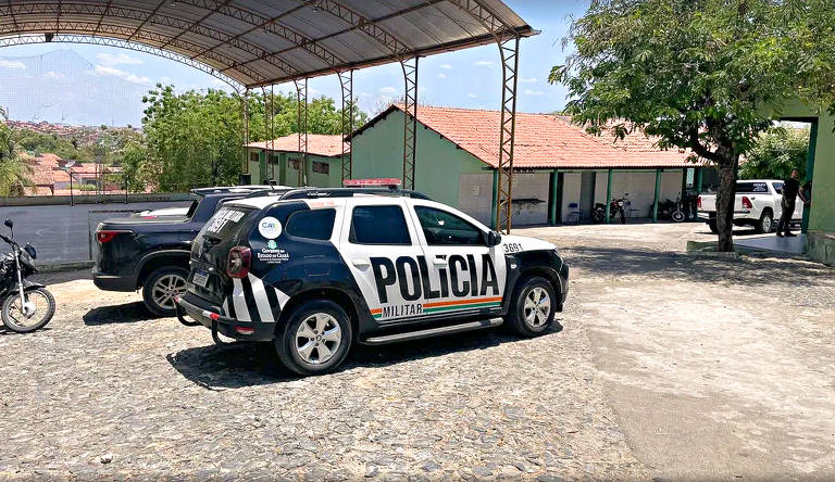 Carro da polícia na Escola Estadual Professora Carmosina Ferreira Gomes