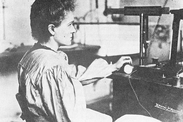A francesa de origem polonesa Marie Curie, primeira mulher a receber um Nobel, mexe em equipamento de química