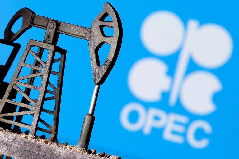 Modelo de bomba de petróleo diante do logotipo da Opep, cartel que reúne países produtores da matéria-prima