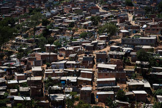 Vista de favelas na Brasilândia, na zona norte de SP