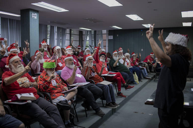 Curso de Papai Noel ensina Libras para temporada de 2022