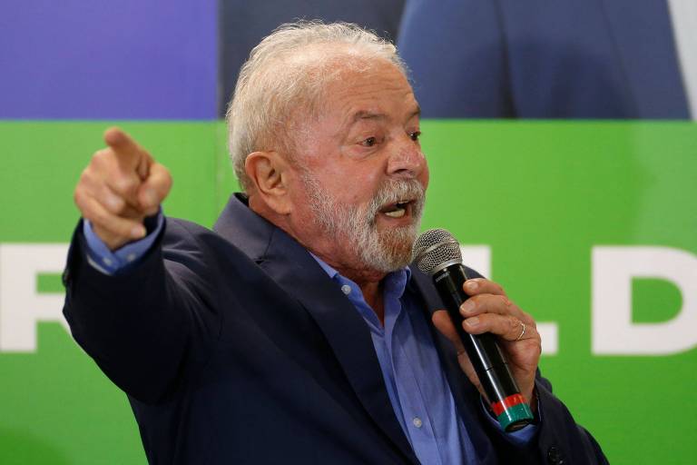 Imagem mostra Lula discursando com microfone na mão e com o dedo indicado apontado para o lado.