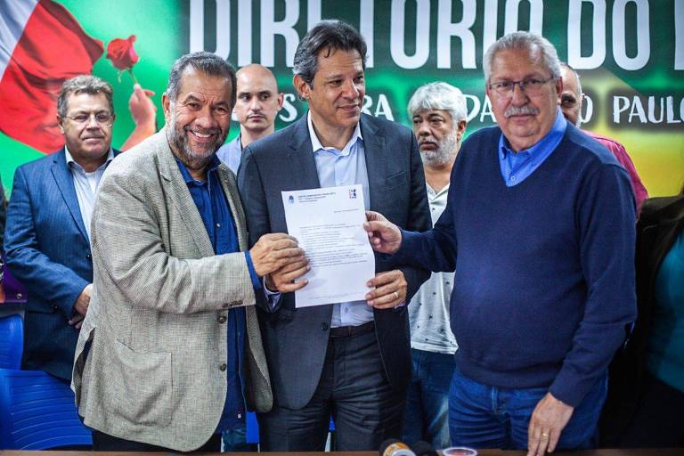 Carlos Lupi, Fernando Haddad e Antonio Neto com documento que contém as propostas do PDT
