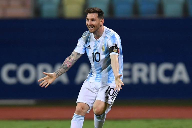 Lionel Messi pede a bola durante partida contra o Equador, pela Copa América de 2021