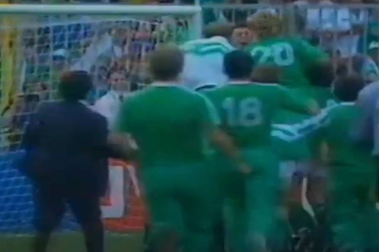 Jogadores da Irlanda comemoram vitória nos pênaltis sobre a Romênia, nas oitavas de final da Copa de 1990