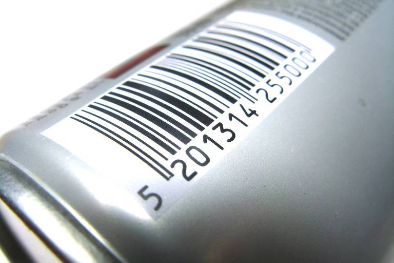 Código de barras em uma lata de refrigerante