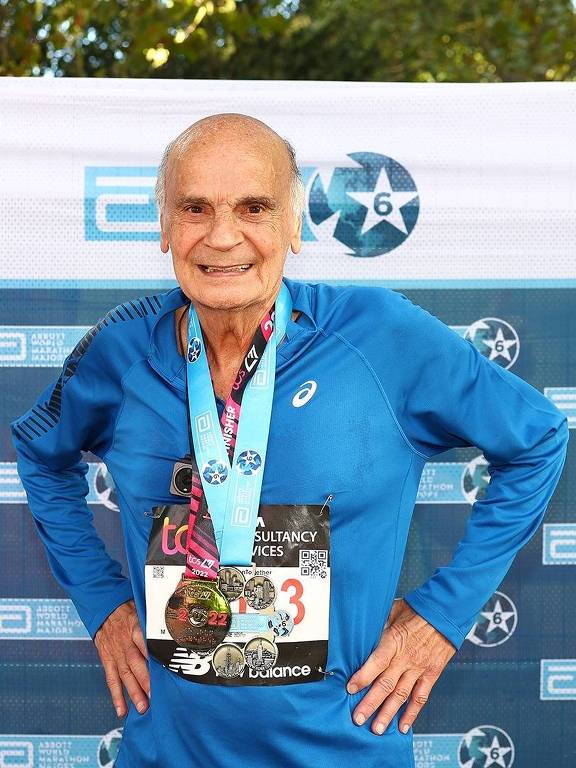 Médico e colunista da Folha Drauzio Varella ganha mandala por completar as seis principais maratonas do mundo. Ele terminou a maratona de Londres no último final de semana aos 79 anos 