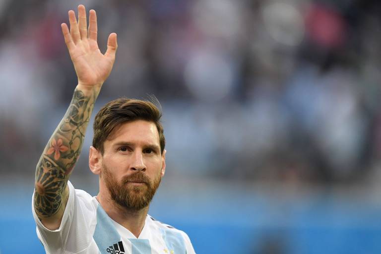 
Lionel Messi acena para a torcida antes da partida entre Argentina e Nigéria, pela Copa de 2018
