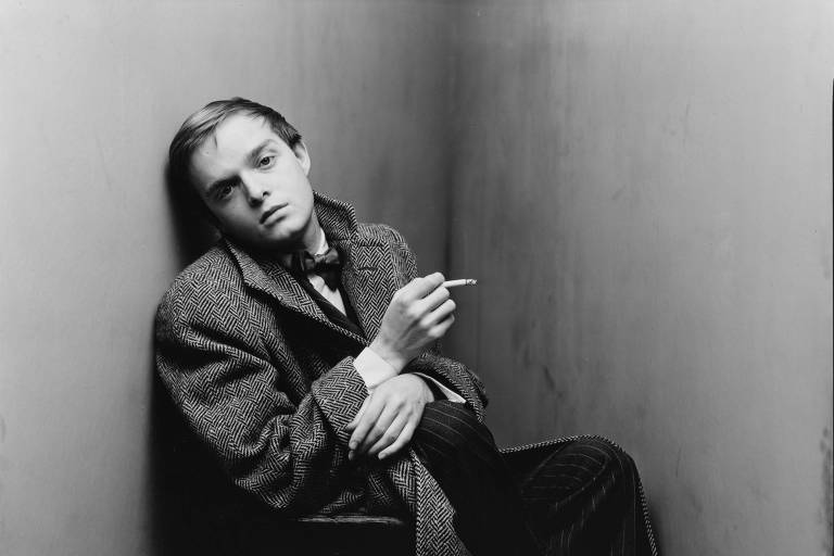 O escritor Truman Capote aos 24 anos, em Nova York, posa para Irving Penn 