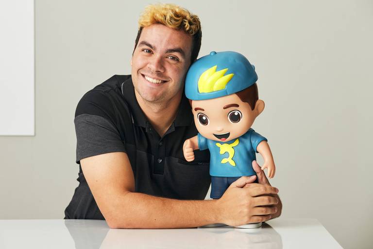 Youtuber Luccas Neto posa com seu boneco nos braços