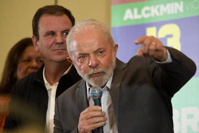 Ex-presidente Lula (PT) durante reunião com prefeitos, senadores e governadores que o apoiam
