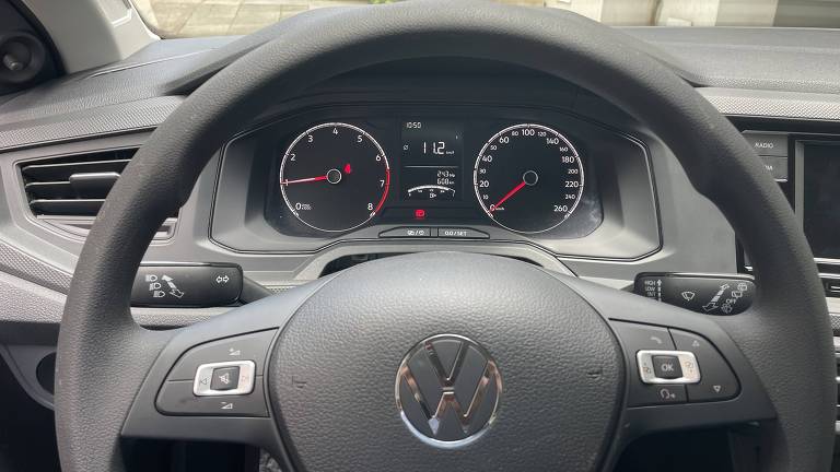 Volkswagen Polo 1.0 flex tem painel com mostradores analógicos e digitais na linha 2023