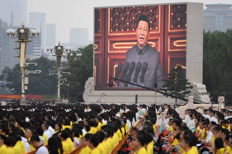 Telão transmite  discurso do líder chinês, Xi Jinping, durante as comemorações do 100º aniversário do Partido Comunista da China, em Pequim