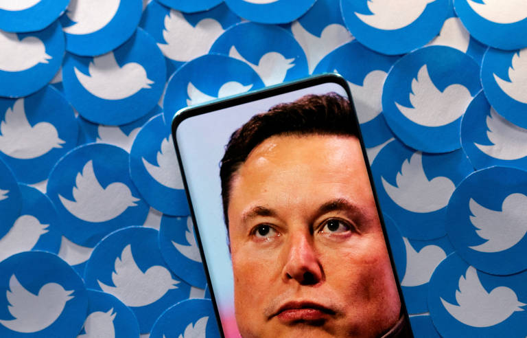 Elon Musk desistiu da proposta em 8 de julho, mas o Twitter continuou comprometido com o acordo e entrou na Justiça para forçar o bilionário a bancar a oferta. Duas semanas depois, a empresa divulgou seus ganhos no segundo trimestre e culpou Musk e a queda de anúncios pela receita abaixo das expectativas de Wall Street