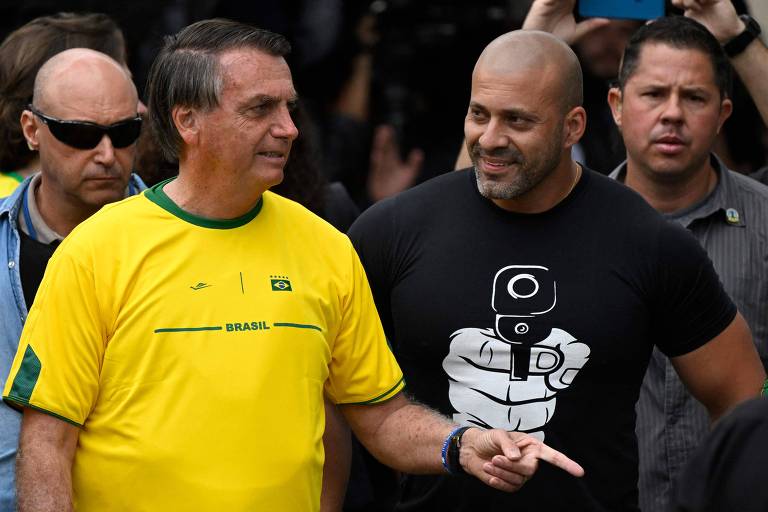 O deputado Daniel Silveira ao lado do então presidente Jair Bolsonaro (PL)