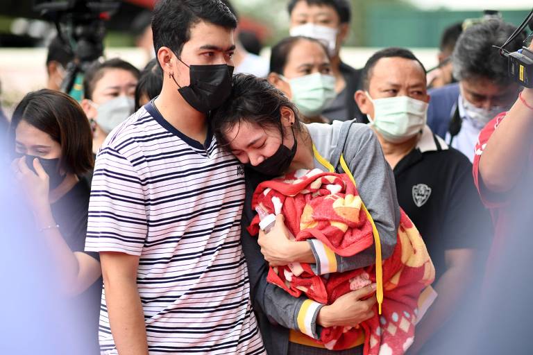 Familiares velam crianças de massacre na Tailândia; 4 sobreviveram