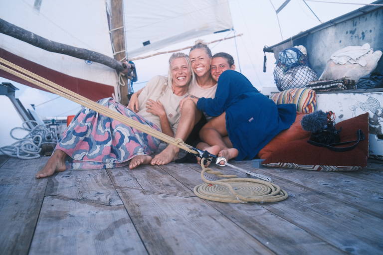 Imagens do coletivo Mulheres do Vento em viagem marítima
