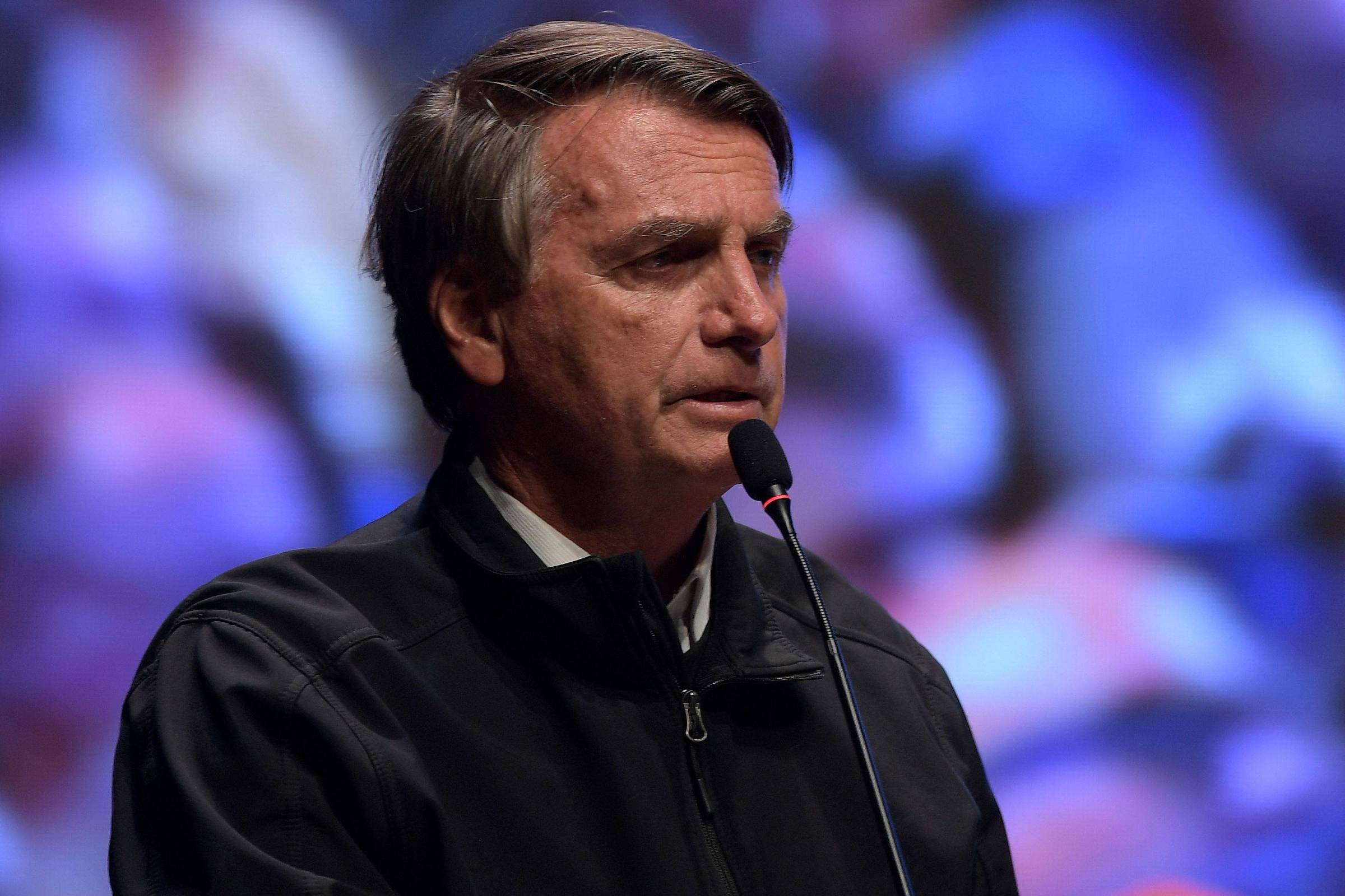 Bolsonaro abandona tom moderado e, aos gritos, ataca Moraes e Lula