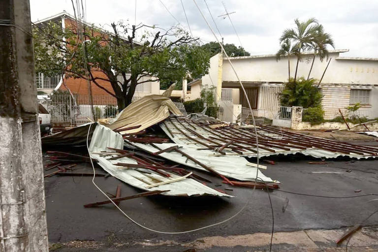 Temporal no interior de SP deixa igreja destelhada e criança atingida por muro