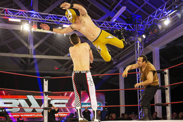 Atleta de luta livre leva chutes na cabeça e perde a memória em evento da  WWE