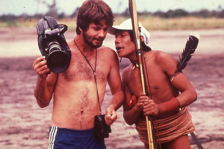 Vicente Silvério Rios (1954-2022) ao lado de um índio durante filmagem