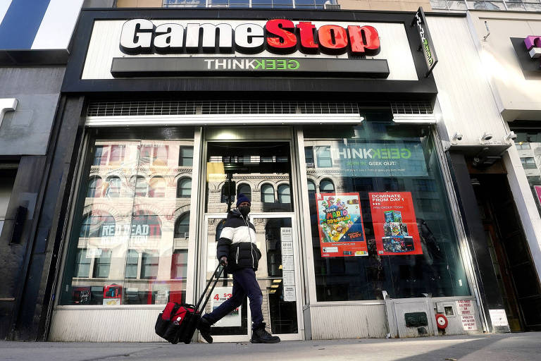 Pedestre passa por uma loja da GameStop em Manhattan, na cidade de Nova York, nos Estados Unidos