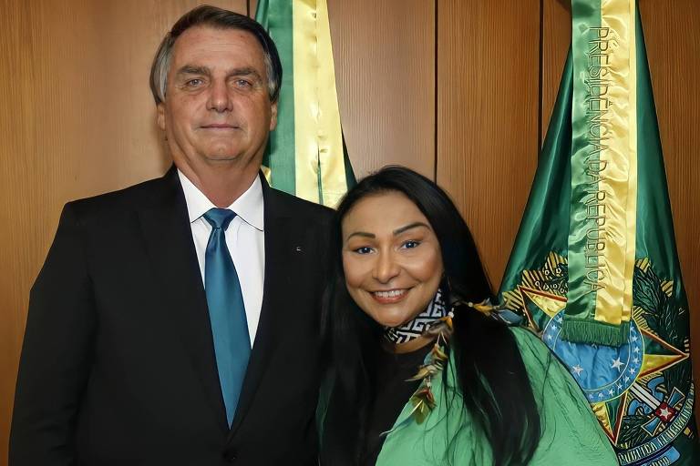 A indígena Silvia Waiãpi (PL) ao lado de Jair Bolsonaro