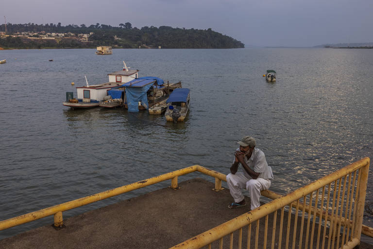 Pescador observa a movimentação de embarcações no porto das Canoas em Altamira