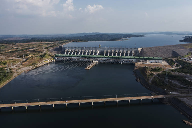 Ponte da rodovia Transamazônica passa em frente à casa de força da hidrelétrica de Belo Monte, no rio Xingu