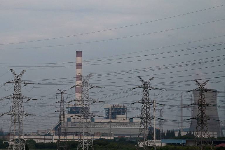 Imagem mostra torres de energia.