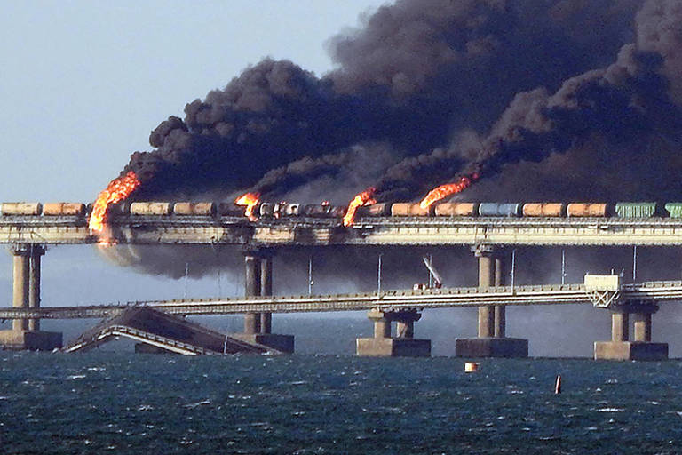 Trem que transportava combustível pega fogo na ponte Kerch, que liga o território russo à Crimeia