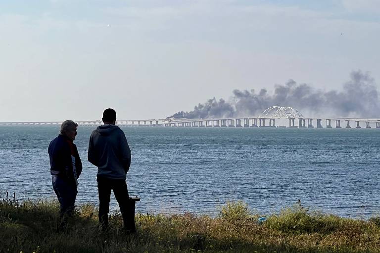 Explosão de caminhão-bomba destrói parte de ponte estratégica na Crimeia