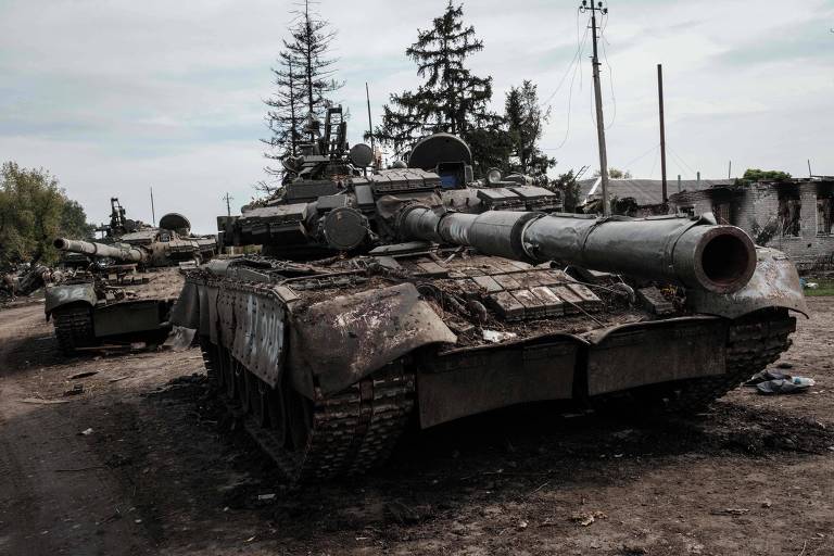 Tanques de guerra russos abandonados na região de Kharkiv, na Ucrânia