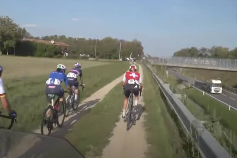 quatro ciclistas vistas de costas