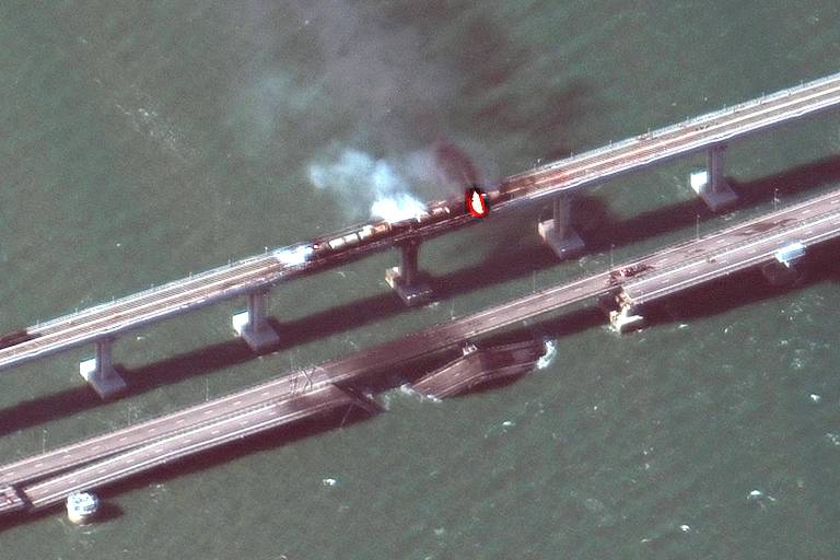 Explosão de caminhão-bomba destrói parte de ponte estratégica na Crimeia