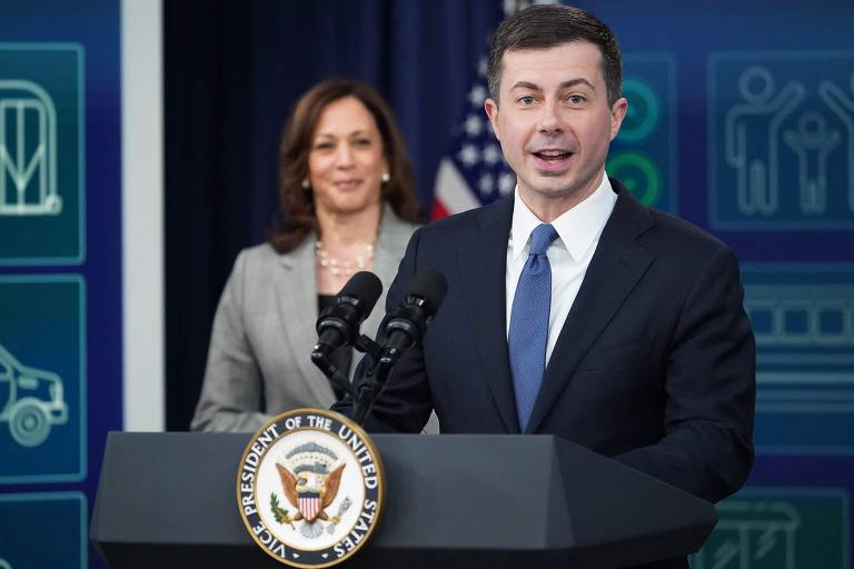 A vice-presidente Kamala Harris e o secretário nacional de Transportes Pete Buttigieg em evento para anunciar investimentos federais no transporte público