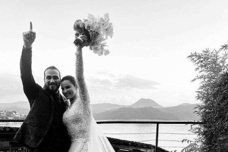 Homem e mulher casando, celebrando, em foto em preto e branco
