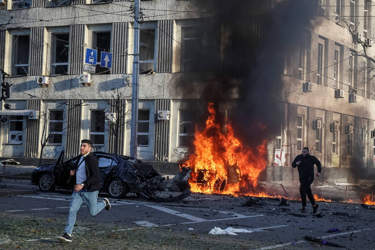 Moradores de Kiev correm após ataque russo com mísseis contra o centro da cidade