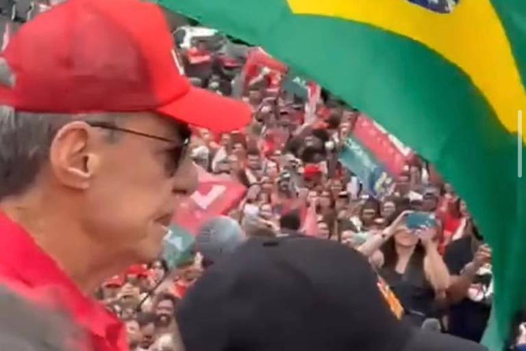 Chico Buarque discursa em ato de Lula
