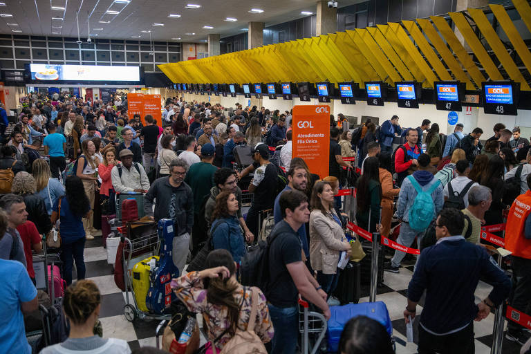 Passageiros no aeroporto de Congonhas, em São Paulo, na tarde desta segunda-feira