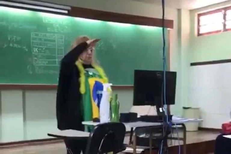 Vídeo mostra professora fazendo gesto nazista em escola no Paraná