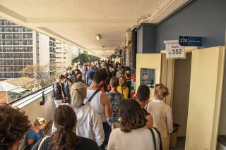 Eleitores fazem fila para votar na Pontifícia Universidade Católica, na zona oeste de SP