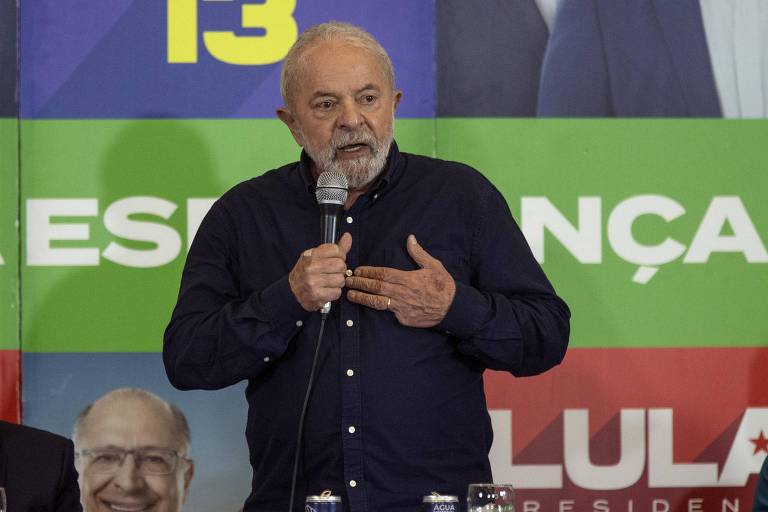 O ex-presidente Lula (PT) em encontro com políticos e intelectuais nesta segunda-feira (10)