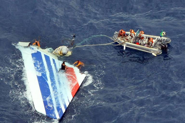 Destroço do avião da air France que caiu no oceano Atlântico em viagem do Rio de Janeiro para Paris, na França, matando 228 pessoas