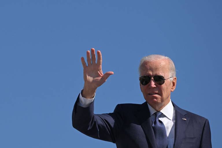 Presidente dos EUA, Joe Biden, acena ao embarcar no Força Aérea Um antes de partir da Base Conjunta Andrews, em Maryland 