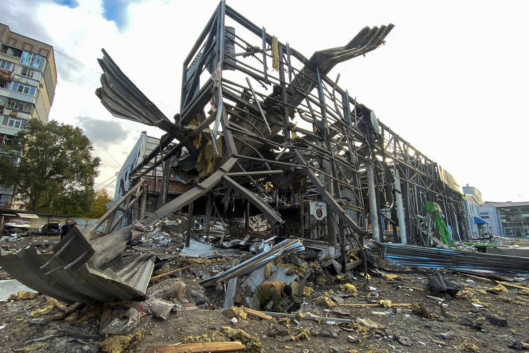 Prédio destruído por ataque com mísseis russos em Zaporíjia, na Ucrânia