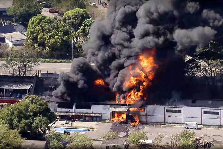 A foto mostra fumaça e chamas de incêndio em empresa de produtos químicos em Contagem, na Grande Belo Horizonte, na manhã desta terça (11)